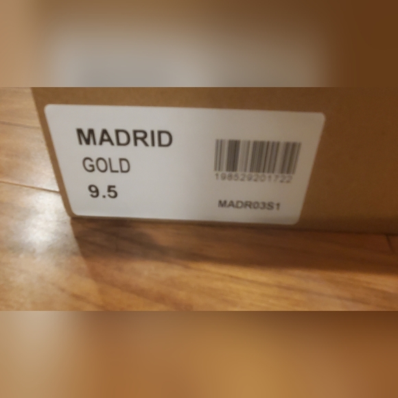 Steve Madden Madrid Gold Metallic Quilted Lace Up Sneakers. - Picture 2 of 4